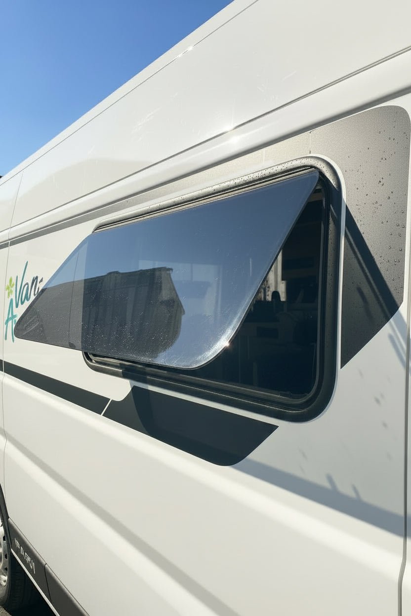 Fenêtre SHADE 1450 x 550 - avec store et moustiquaire - Vanlife-Store