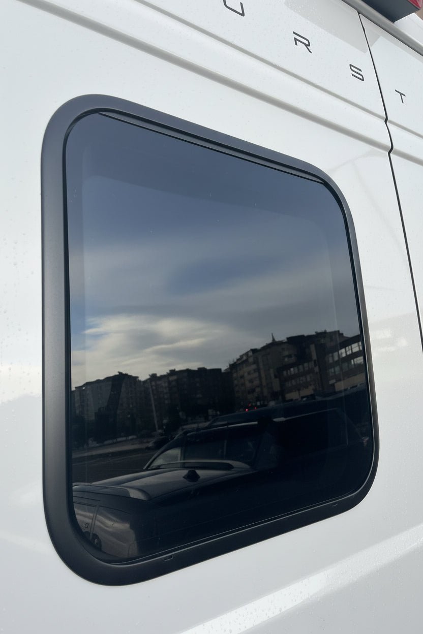 Baie projetable SHADE (Dimensions pour porte arrière fourgons L2H2 - L4H3) - Vanlife - Store