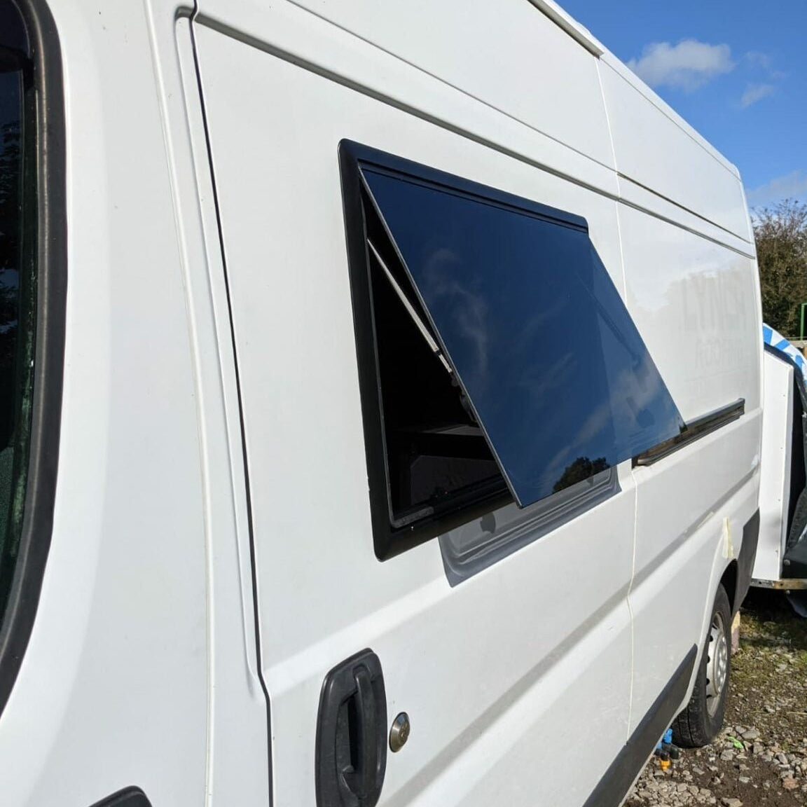 Baie projetable SQUARE - avec store et moustiquaire - Vanlife-Store