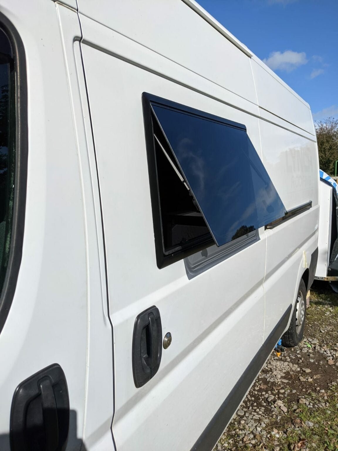 Fenêtre SQUARE 700 x 400 - avec store et moustiquaire - Vanlife-Store