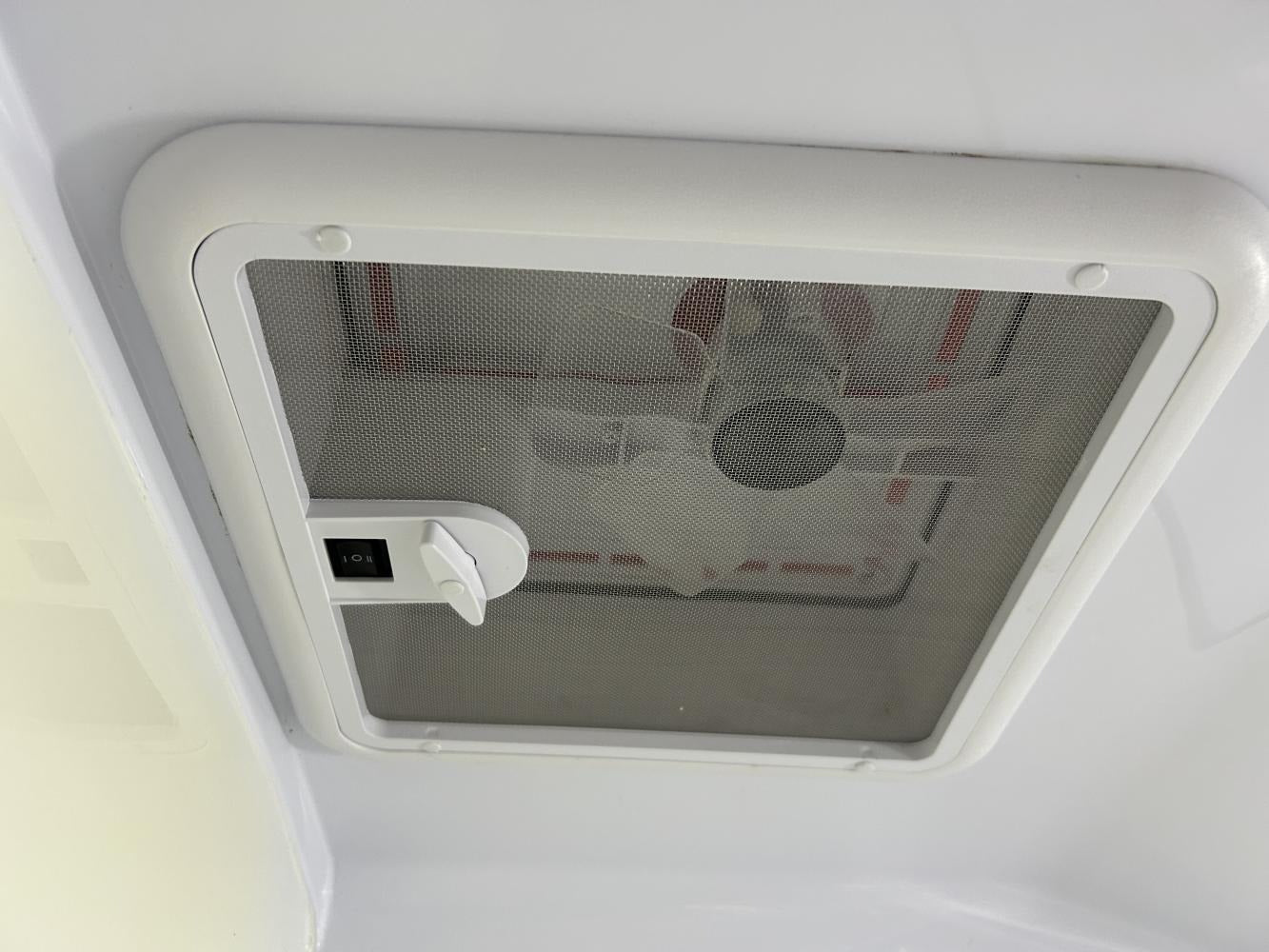 Okno dachowe TURBO VENT (biały / szary transparentny)